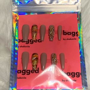 Autumn themed press on nails.